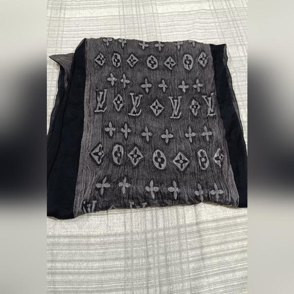 Louis Vuitton - Picture 8 of 10